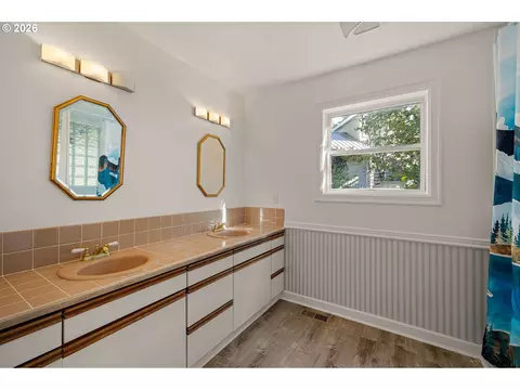 Bath - 4482 Paddock Dr, Eugene, OR 97405 photo 4 of 5