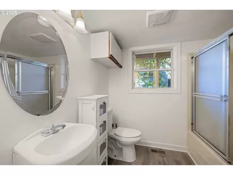 Bath - 4482 Paddock Dr, Eugene, OR 97405 photo 3 of 5