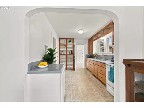 Kitchen - 352 W M St, Springfield, OR 97477 photo 2 of 7