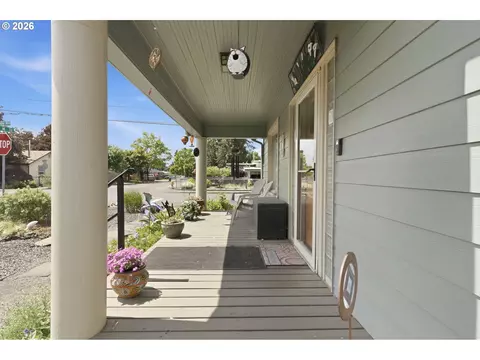 Exterior - 352 W M St, Springfield, OR 97477 photo 3 of 4