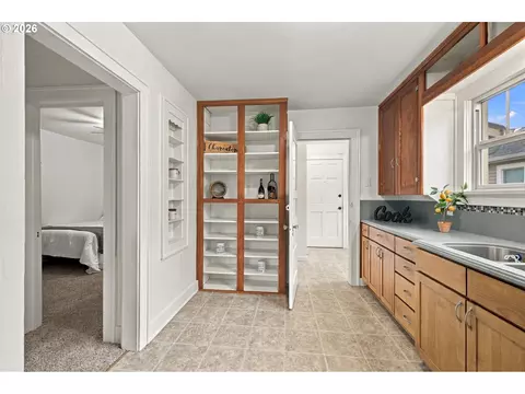 Kitchen - 352 W M St, Springfield, OR 97477 photo 6 of 7