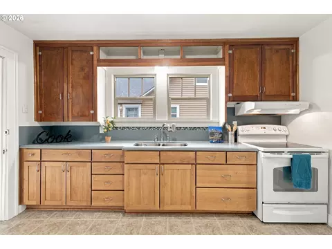Kitchen - 352 W M St, Springfield, OR 97477 photo 4 of 7