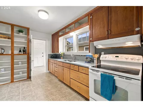 Kitchen - 352 W M St, Springfield, OR 97477 photo 3 of 7