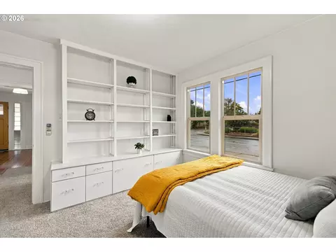 Bedroom - 352 W M St, Springfield, OR 97477 photo 6 of 10