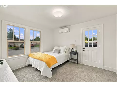 Bedroom - 352 W M St, Springfield, OR 97477 photo 4 of 10
