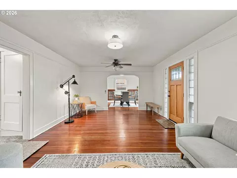 Living - 352 W M St, Springfield, OR 97477 photo 3 of 4