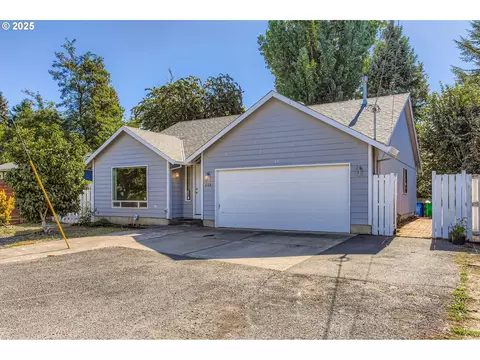 8838 SE Clinton St, Portland, OR 97266