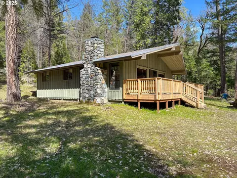18000 Illinois River Rd, Selma, OR 97538