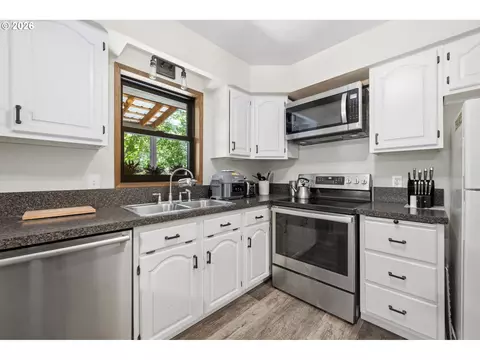 Kitchen - 601 N 2nd St, Drain, OR 97435 photo 4 of 5