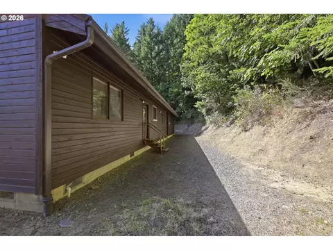 Exterior - 601 N 2nd St, Drain, OR 97435 photo 11 of 13