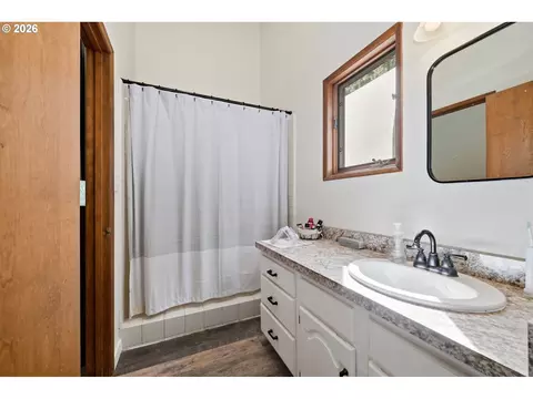 Bath - 601 N 2nd St, Drain, OR 97435 photo 2 of 2