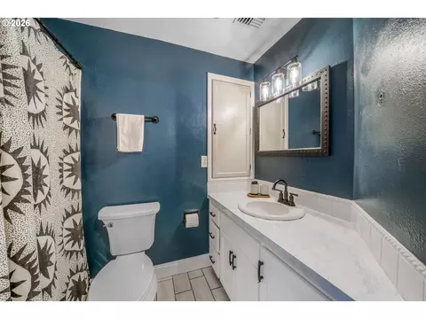 Bath - 276 Knight Ave, Eugene, OR 97404 photo 1 of 5