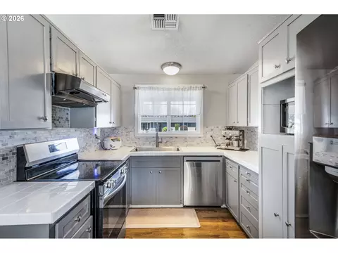 Kitchen - 276 Knight Ave, Eugene, OR 97404 photo 1 of 4