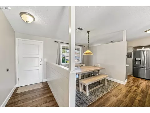 Entry Way - 276 Knight Ave, Eugene, OR 97404 photo 1 of 2