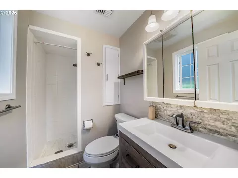 Bath - 276 Knight Ave, Eugene, OR 97404 photo 3 of 5