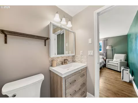 Bath - 276 Knight Ave, Eugene, OR 97404 photo 5 of 5