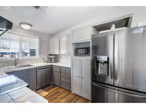 Kitchen - 276 Knight Ave, Eugene, OR 97404 photo 3 of 4