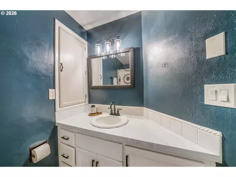 Bath - 276 Knight Ave, Eugene, OR 97404 photo 2 of 5