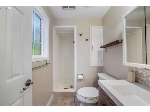 Bath - 276 Knight Ave, Eugene, OR 97404 photo 4 of 5