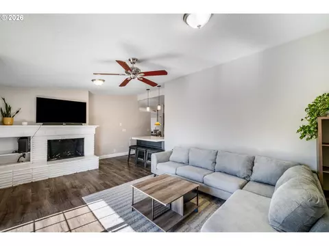 Living - 276 Knight Ave, Eugene, OR 97404 photo 3 of 5