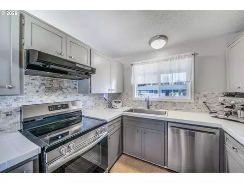Kitchen - 276 Knight Ave, Eugene, OR 97404 photo 2 of 4