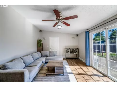 Living - 276 Knight Ave, Eugene, OR 97404 photo 2 of 5