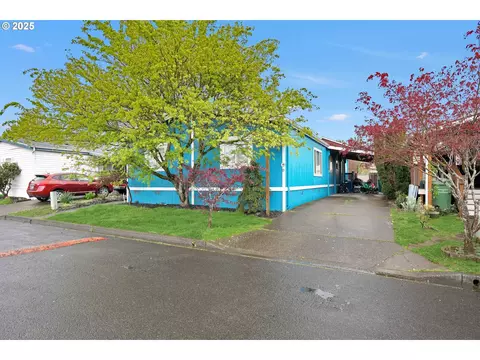 300 S Everest St #13, Newberg, OR 97132