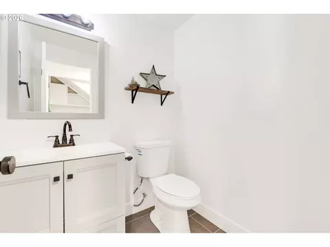 Bath - 7118 C St, Springfield, OR 97478 photo 1 of 5