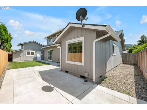 Exterior - 7118 C St, Springfield, OR 97478 photo 7 of 9