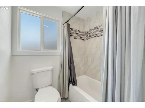 Bath - 7118 C St, Springfield, OR 97478 photo 4 of 5