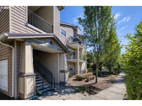 10834 NE Holly St #202, Hillsboro, OR 97006