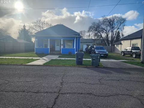 562 S 4th St, Independence, OR 97351