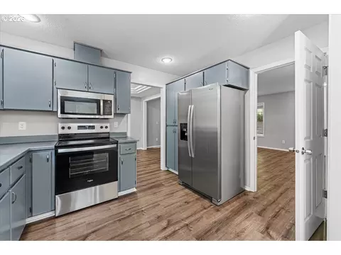 Kitchen - 36440 Orr Cir, Sandy, OR 97055 photo 3 of 4