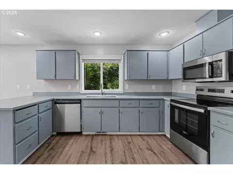 Kitchen - 36440 Orr Cir, Sandy, OR 97055 photo 2 of 4