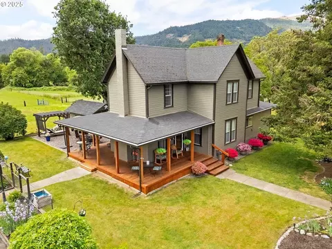 4500 Glenbrook Loop Rd, Riddle, OR 97469