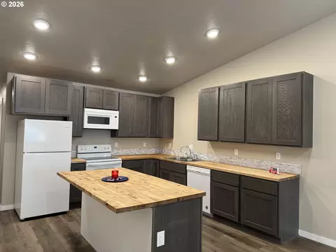 Kitchen - 1268 SW 12th St, Pendleton, OR 97801 photo 2 of 4