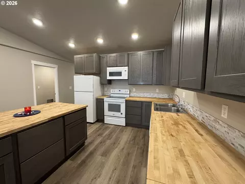 Kitchen - 1268 SW 12th St, Pendleton, OR 97801 photo 4 of 4