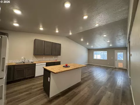 Living - 1268 SW 12th St, Pendleton, OR 97801 photo 1 of 3