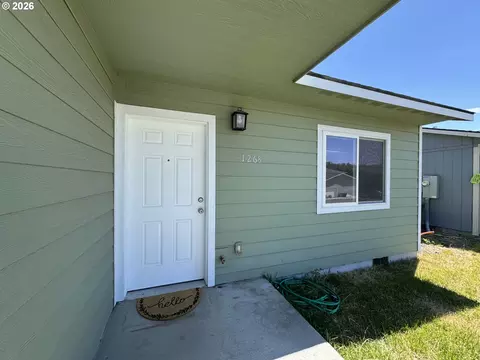Entry Way - 1268 SW 12th St, Pendleton, OR 97801 photo 1 of 5