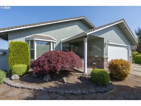 3298 Oakcrest Dr NW, Salem, OR 97304