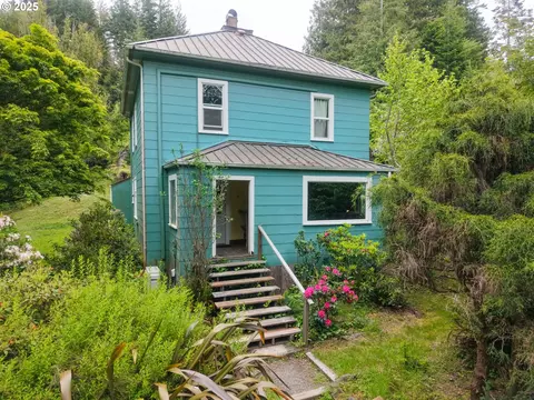 88447 Lampa Ln, Coquille, OR 97423