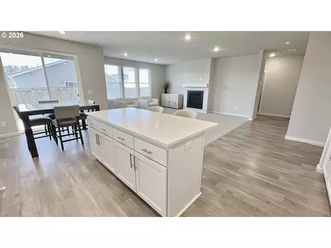 Kitchen - 2011 Bethany St, Longview, WA 98632 photo 1 of 4