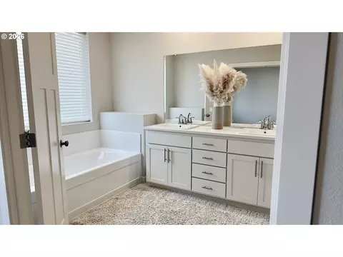 Bath - 2011 Bethany St, Longview, WA 98632 photo 2 of 4