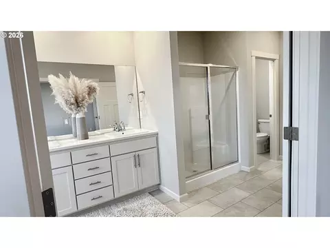 Bath - 2011 Bethany St, Longview, WA 98632 photo 3 of 4
