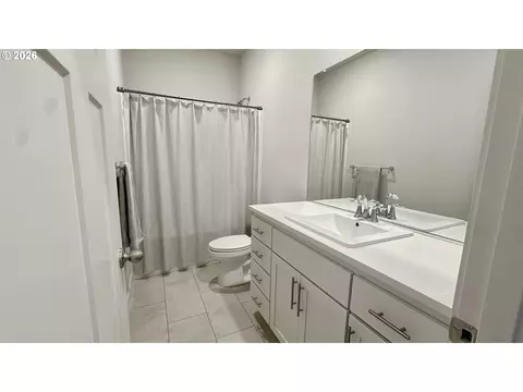 Bath - 2011 Bethany St, Longview, WA 98632 photo 1 of 4