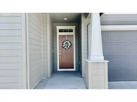 Entry Way - 2011 Bethany St, Longview, WA 98632 photo 1 of 2
