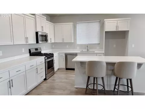Kitchen - 2011 Bethany St, Longview, WA 98632 photo 3 of 4
