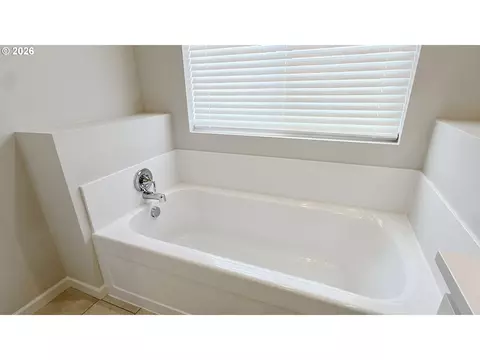 Bath - 2011 Bethany St, Longview, WA 98632 photo 4 of 4