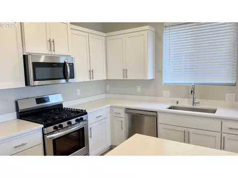 Kitchen - 2011 Bethany St, Longview, WA 98632 photo 2 of 4
