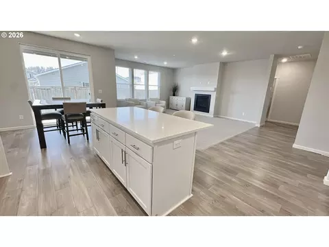 Kitchen - 2011 Bethany St, Longview, WA 98632 photo 4 of 4